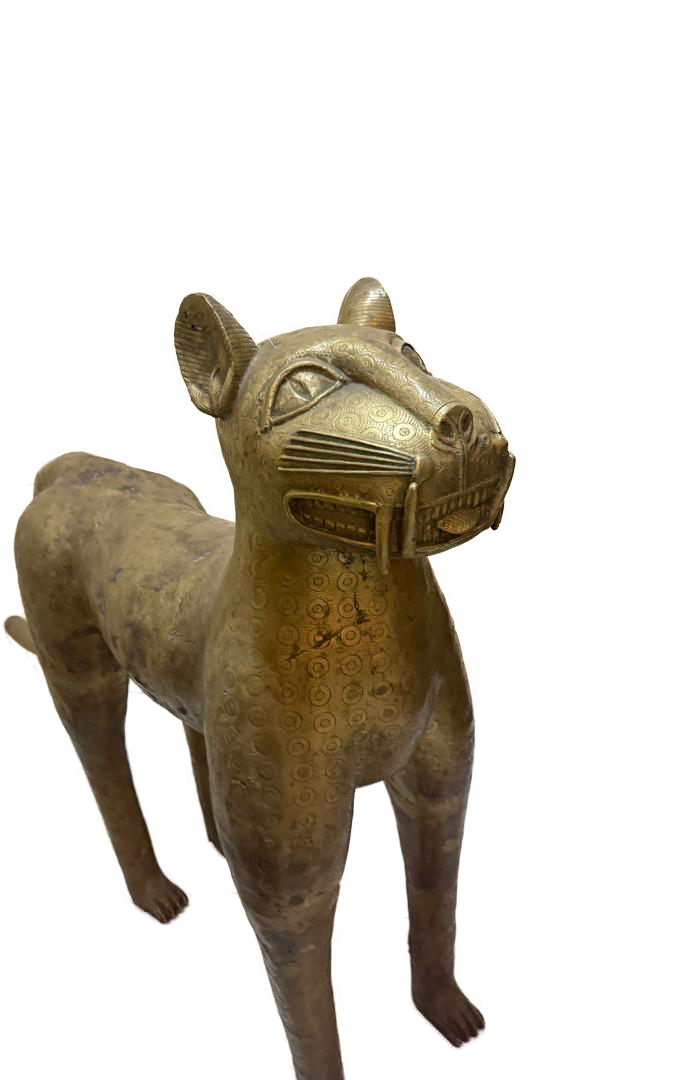 A female leopard in bronze_ A female leopard in bronze - Image 1